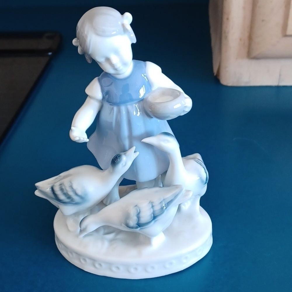 Gerold Vintage Girl Feeding Geese, perfect condition